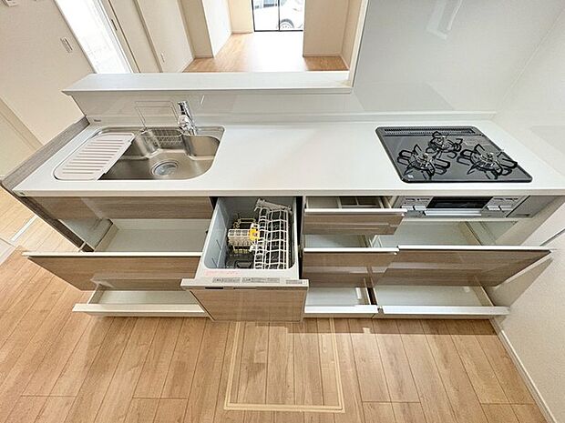 収納スライドをぐっと開けばお鍋や調味料をどんどんしまえる大収納。キッチンはいつもキレイ。