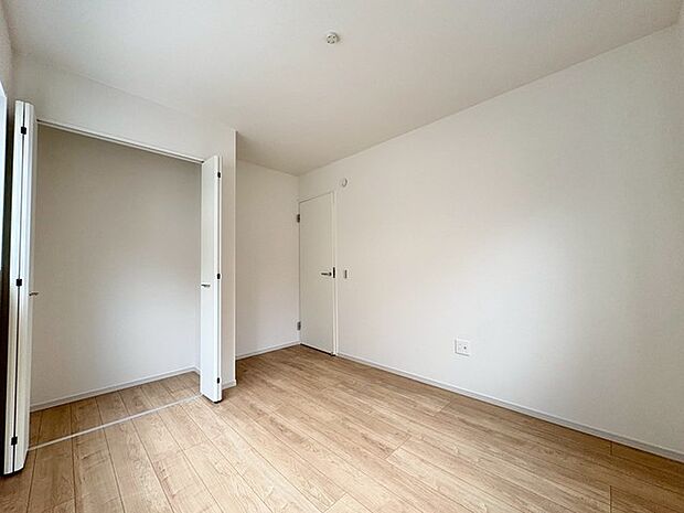 客室にも子供部屋にも使えるこの洋室は6帖の広さ。