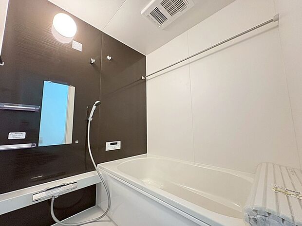 浴室は一坪分の広さ、浴室乾燥暖房機付き。