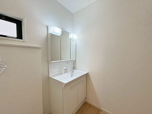 お出かけ前の身だしなみに一歩差がつく三面鏡。