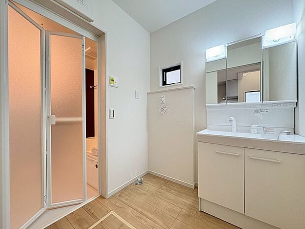 洗面台は三面鏡スタイルで朝の準備もバッチリ。