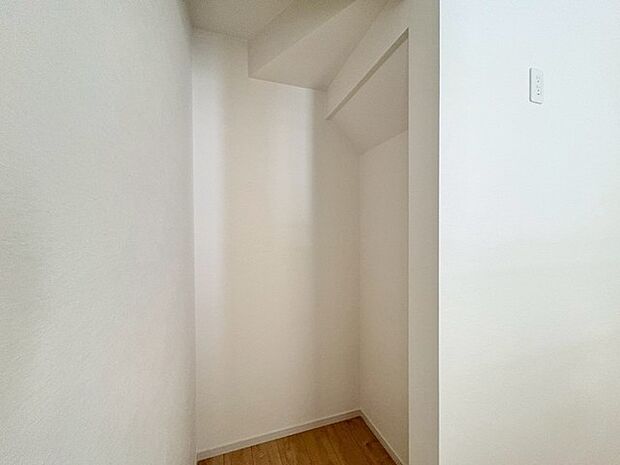 キッチン背面のこの収納、食材や食器などの取り出しも容易にします。