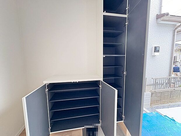 玄関をスッキリ整理。いつも気持ち良く使える玄関収納ボックス付き。