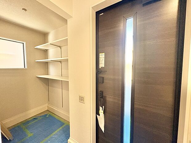 扉からの光が、整然とした空間を温かく迎える