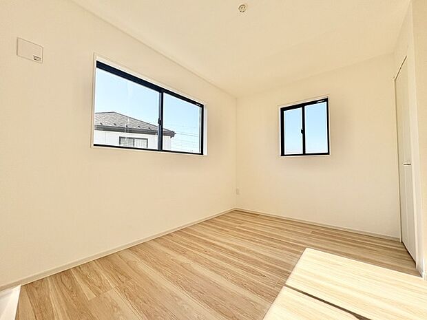 窓から穏やかな光が注ぎ、心地よい空間が広がります。