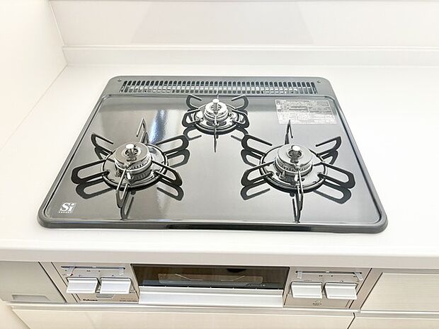 シックなキッチン空間を演出する、洗練されたコンロ。