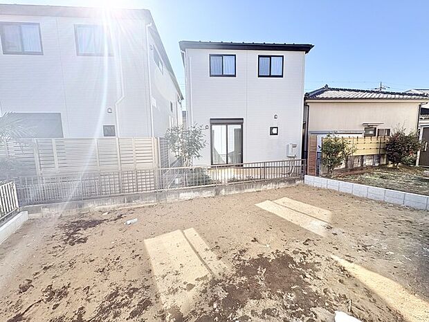 澄み渡る青空の下、穏やかな日々が広がる空間。