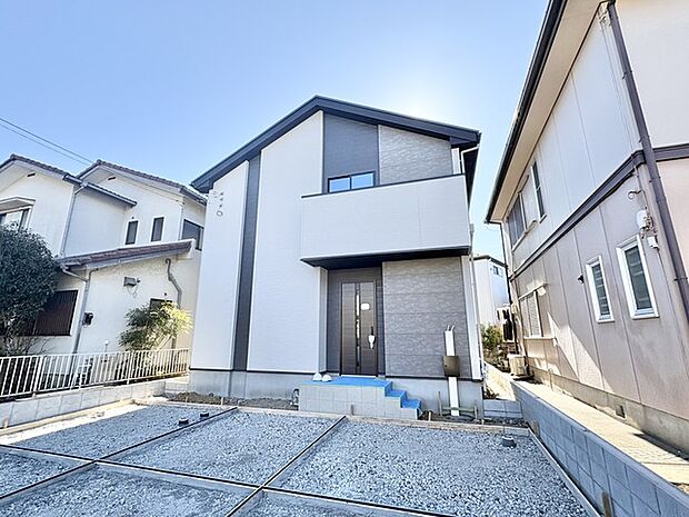 モダンな外観と清々しい空が調和した、洗練された住まい