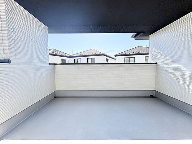 澄み渡る青空の下、穏やかな時間が流れる空間