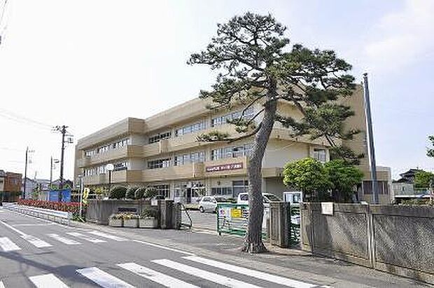 三郷市立八木郷小学校(850m)