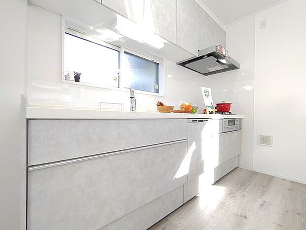 窓のある明るいキッチン