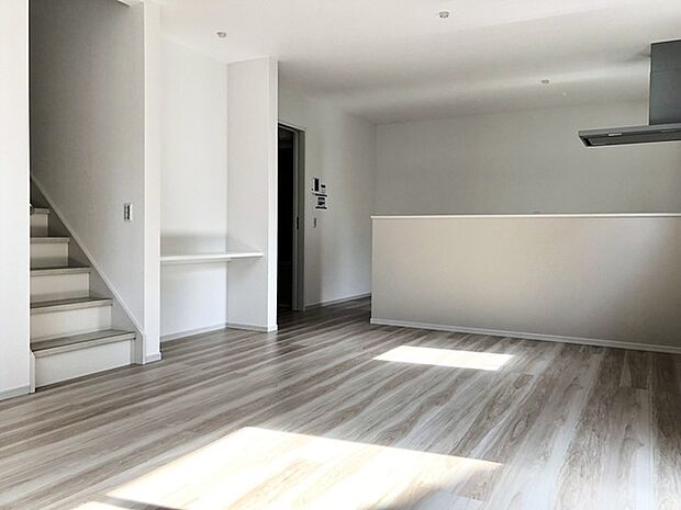 広々とした16.7帖のリビングは温かい木目調の床が心地よい。