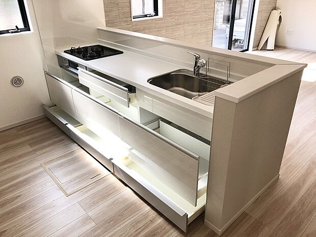 収納スライドをぐっと開けばお鍋や調味料をどんどんしまえる大収納。キッチンはいつもキレイ。