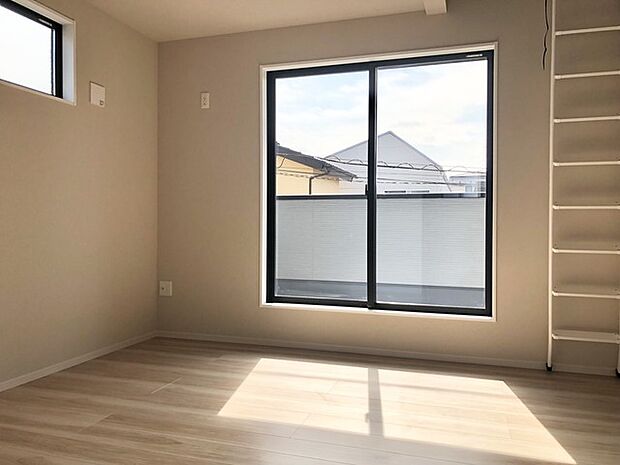 穏やかな光が部屋全体を優しく包み込む、心地よい空間。ロフト付きです。