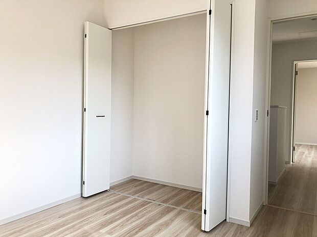 壁一面に広がる、すっきりとした空間。
