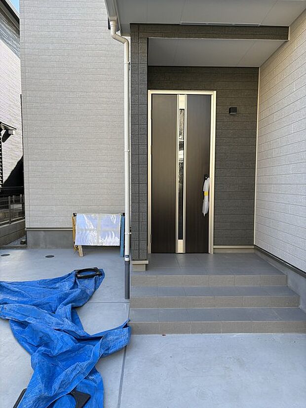 洗練されたデザインの玄関が、訪れる人を穏やかに迎えます。