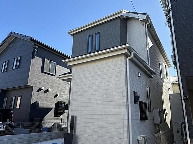 澄んだ青空の下、洗練された佇まいが印象的な住まい。