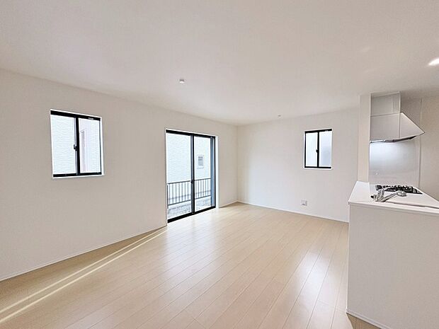 心地よい広がりと、穏やかな自然光が調和する空間