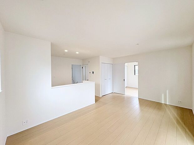 心落ち着く、柔らかな光に満ちた広々とした空間。