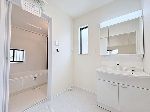 清潔感あふれる白で統一された、爽やかな空間