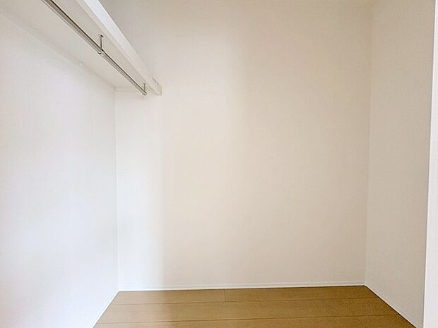 空間に心地よい広がりを感じさせる、シンプルで洗練された佇まい。