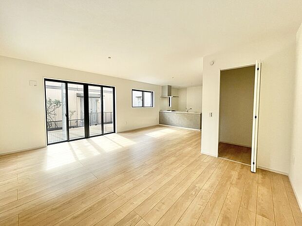 心地よい広がりと、窓から広がる穏やかな風景。