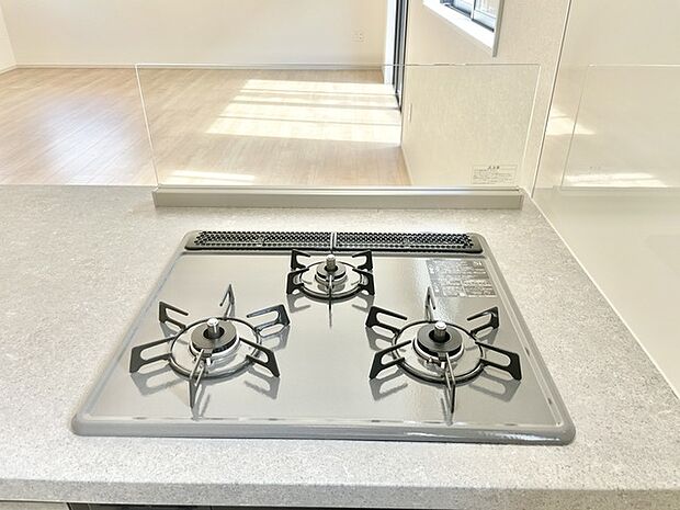 採光豊かな空間に、機能美が光るキッチン。