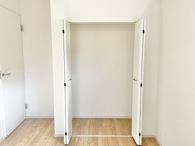 空間に広がりと落ち着きを感じさせる、シンプルなデザイン。