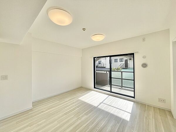 窓から注ぐ柔らかな光が、広々とした空間を穏やかに満たしています。