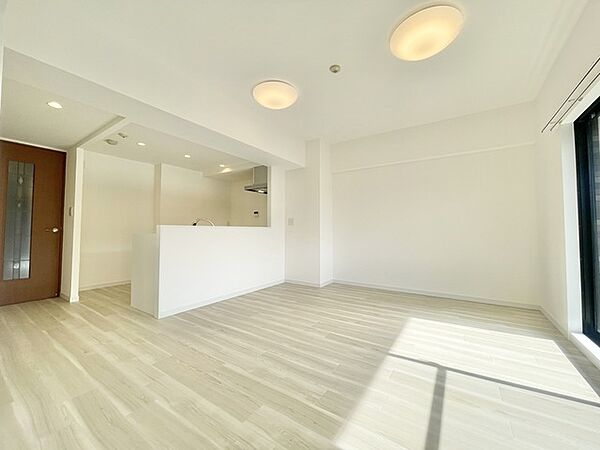 心地よい広がりと、柔らかな光が優しく包む空間。