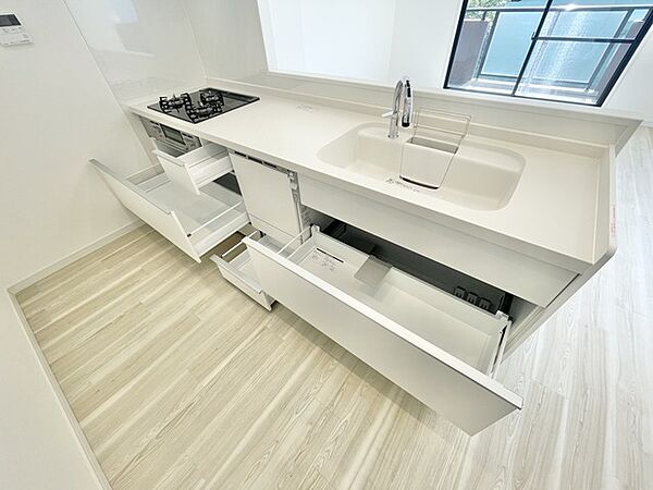 収納たっぷり。調理器具や調味料も出し入れしやすいですね。