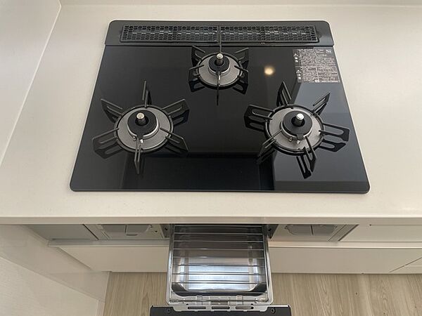 モダンなキッチン空間で、調理が楽しくなる設え