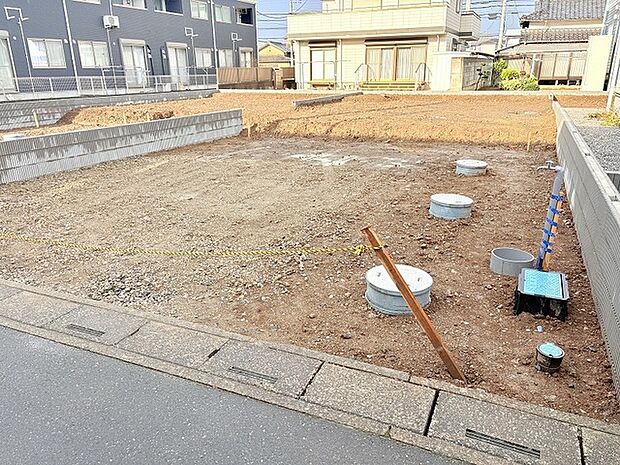 2号棟は並列で3台駐車可能です。