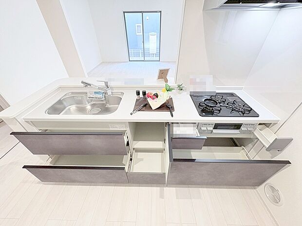 収納スライドをぐっと開けばお鍋や調味料をどんどんしまえる大収納。キッチンはいつもキレイ。