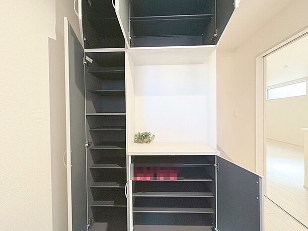 玄関がいつも片づく大容量シューズボックス。