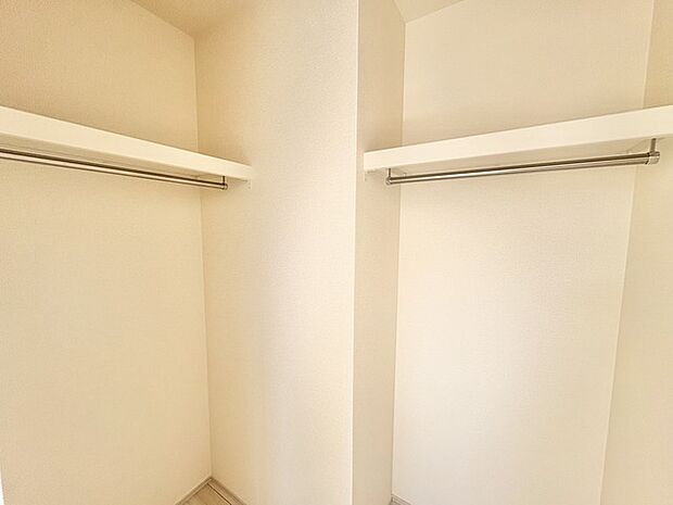 柔らかな色合いの壁が、心地よい空間を演出します。