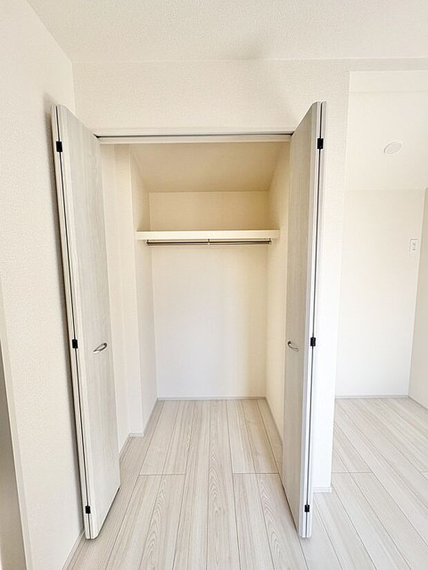 空間の広がりを感じさせる、すっきりとした印象の室内。