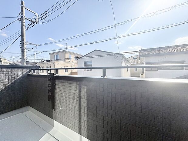 広がる空を眺め、穏やかなひとときを過ごせるバルコニー。