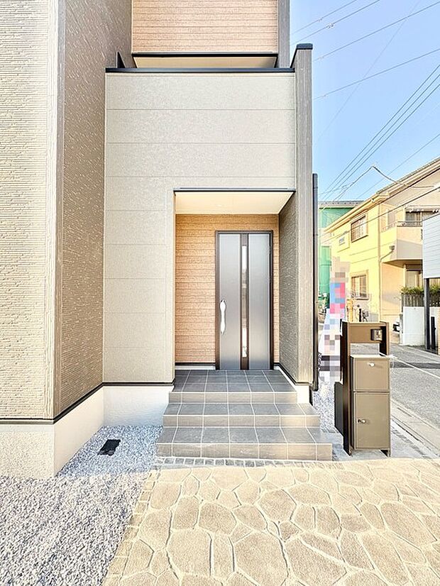 ポーチのついた新築分譲物件。玄関の印象はいかがでしょうか?入口からご覧ください。
