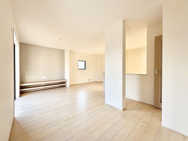 大画面TVの配置も可能な造作TVカウンター付きのリビング。