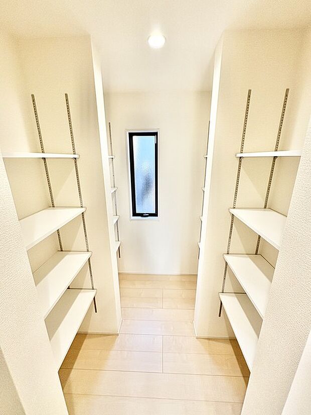 廊下を挟んでキッチンの脇には大容量のパントリー。玄関脇なので、便利に使えそうですね。