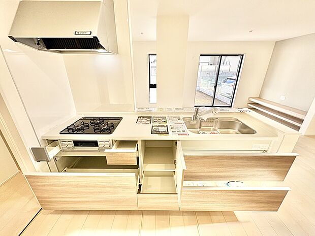 キッチン収納でキッチン回りはいつもきれい。ワンランク上の快適さを。