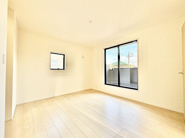 南向きの広々バルコニーから、たっぷり太陽の恵みが得られます。