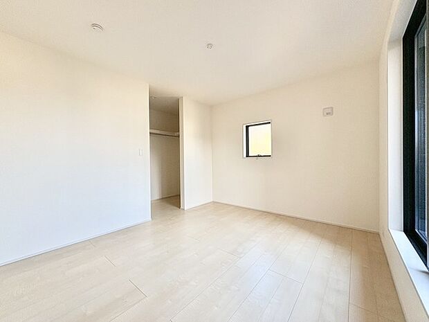 寝室には収納力に優れたウオーキングクローゼットが付いています。