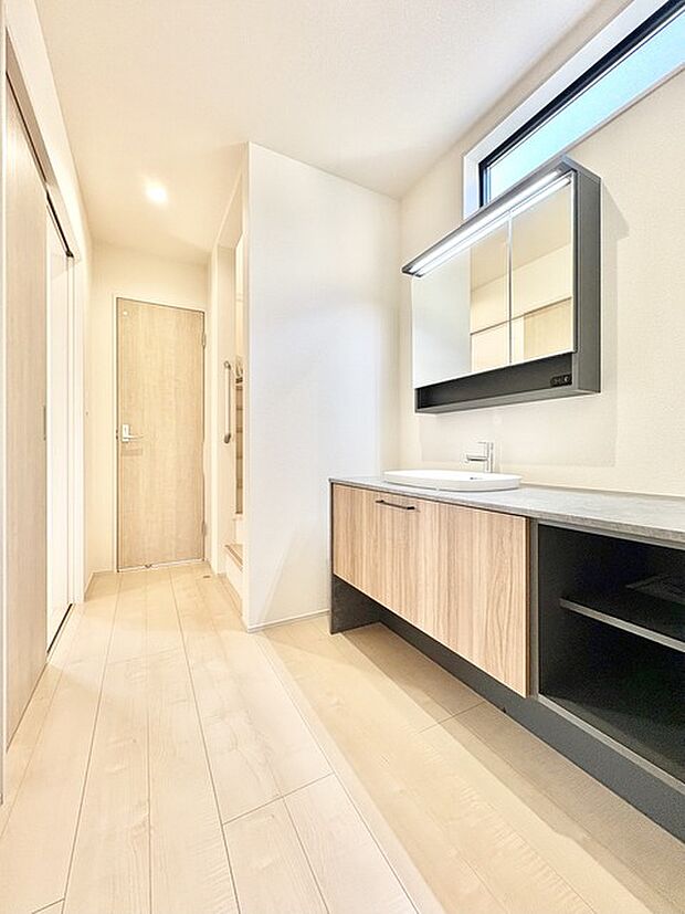 奥の階段には、玄関廊下とリビングどちらからも通れるウオークスルー設計。