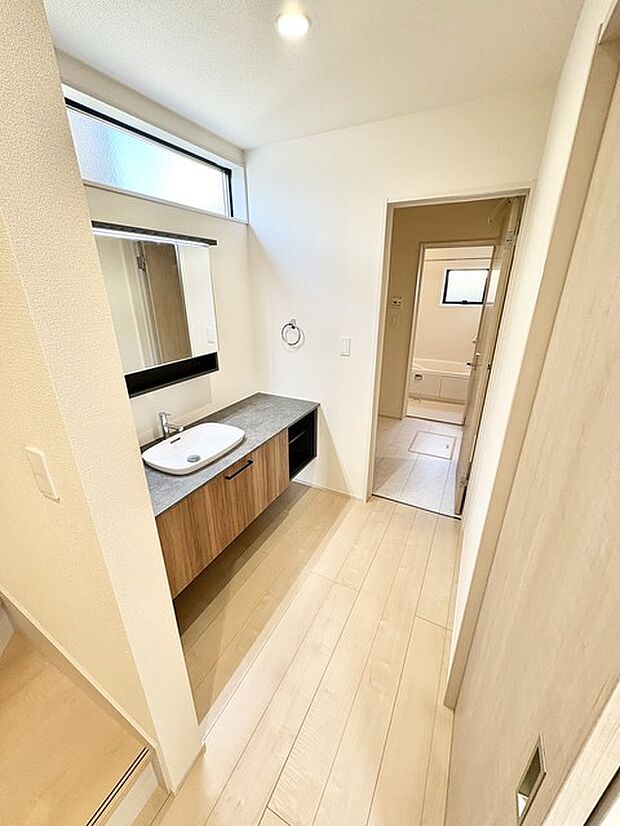 パウダールームの隣に、ランドリースペースとお風呂があります。