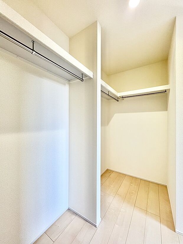 寝室には季節物の衣類もスッキリ収納できる、ウォークインクローゼット。