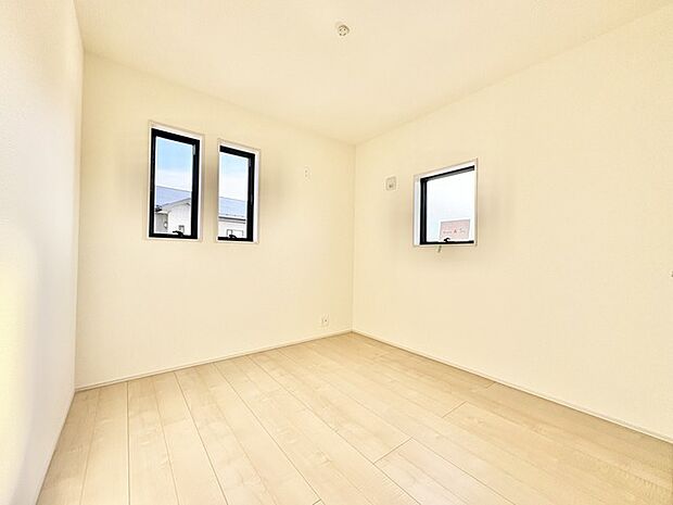 今からここを誰のお部屋にしようか、そんな洋室。大きさは5帖です。