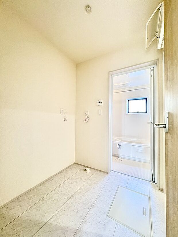玄関からランドリー・脱衣スペースに直行できるのは、子育て世代にうれしい間取りです。
