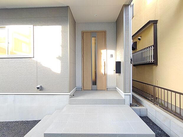 温かな光が静かに降り注ぐ、穏やかなエントランス。